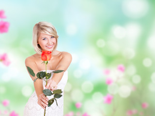 junge blonde Frau im weißen Kleid mit Rose