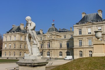 Fototapeta na wymiar statue au jardin du luxembourg