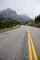 Naklejka premium Highway in Kananaskis Country