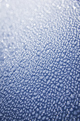 Obraz premium water droplets on blue car background