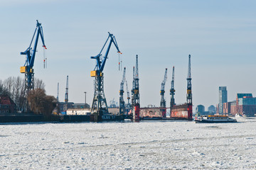 Winter am Hamburger Hafen und auf der Elbe