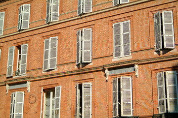 Fototapeta na wymiar Toulouse, facade d'immeuble en briques roses