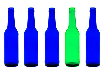 Blaue Flaschen und eine grüne Flasche aus Glas