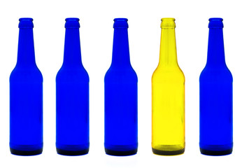 Blaue Flaschen und eine gelbe Flasche aus Glas