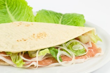 piadina romagnola con prosciutto, lattuga e cipolla