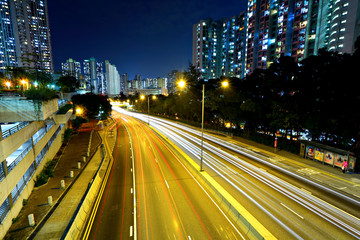 Fototapeta na wymiar ruch szlak noc światło w mieście
