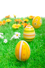 Frühjahrsdekoration mit Ostereiern und Blumen