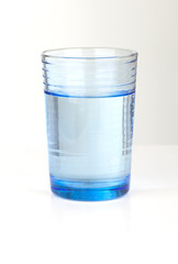 blaues Wasserglas