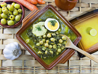 Potaje de vigilia, garbanzos, espinacas y bacalao.