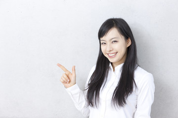 指差す女性