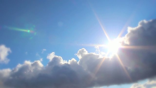 Sonnenstrahlen und Wolken