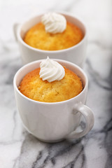 Cupcakes in der Tasse gebacken und mit Sahne verziert