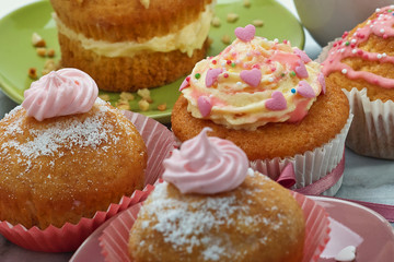 Mit Herzen und Zuckerstreusel verzierte Cupcakes