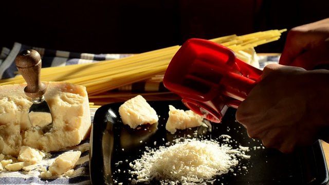 grattugiare il formaggio grana
