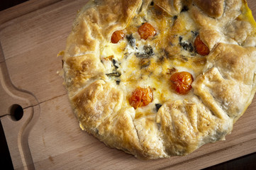 Torta salata con bieta costa, uova e pomodorini ciliegini