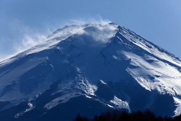 風雪舞う富士