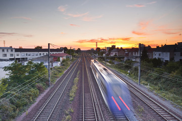 Fototapeta na wymiar Francuski pociąg przyspiesza od do zachodu słońca.