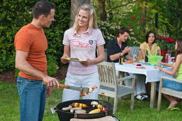 Freunde beim Grillen