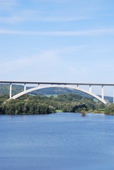Fototapeta na wymiar Most kolejowy nad jeziorem