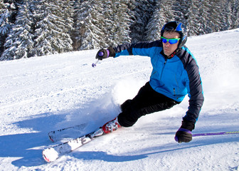 Fototapeta na wymiar Skifahrer beim carven