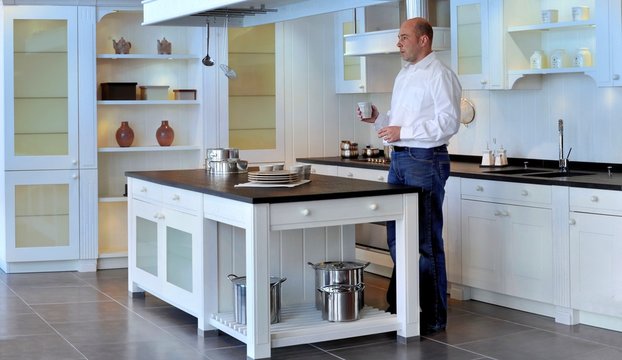 homme dans la cuisine