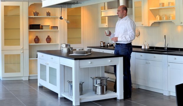homme dans la cuisine