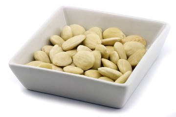 Peeled  almonds