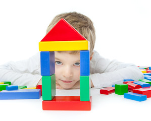 kind mit spielzeug