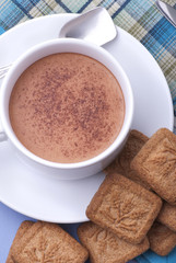tazza di latte con cacao e biscotti