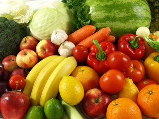 Fototapeta na wymiar Zdrowa dieta - friuts i warzywa