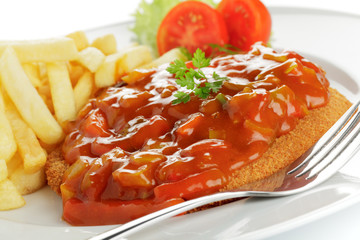 Zigeunerschnitzel mit Pommes frites