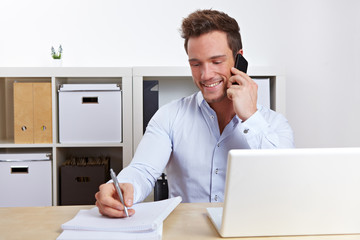 Lachender Mann telefoniert mit Handy