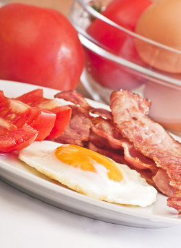 fried egg with bacon and tomato