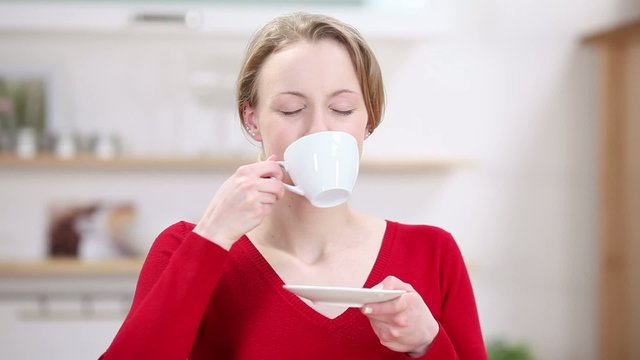 junge frau geniesst ihren kaffee