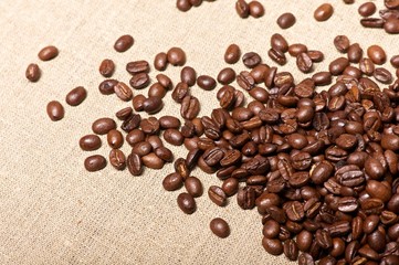 Kaffeebohnen auf Jute