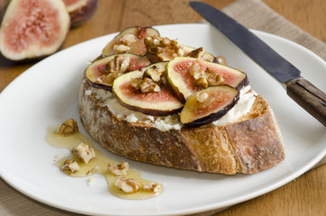 Toast with goats cheese and figs