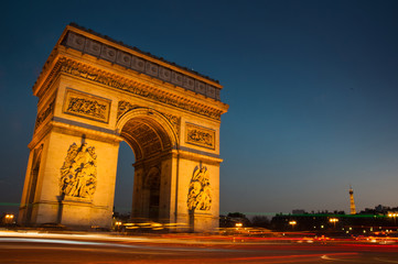 arc de triomphe de nuit à Paris
