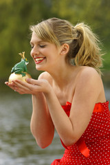 Junge Frau mit Frosch