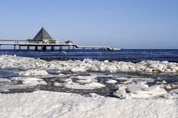 Ostsee im Winter mit Seebrücke am Meer