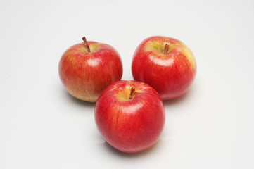 Fototapeta na wymiar Trzy jabłka