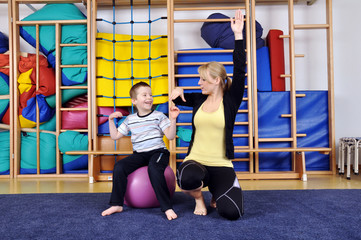 Physiotherapie mit kleinem Jungen © Dan Race