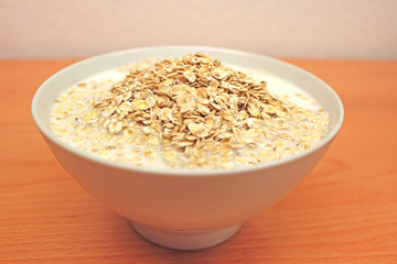 Haferflocken mit Milch als Frühstück