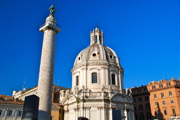 Fototapeta na wymiar Kościół Najświętszego Imienia Maryi i Kolumna Trajana w Rzymie