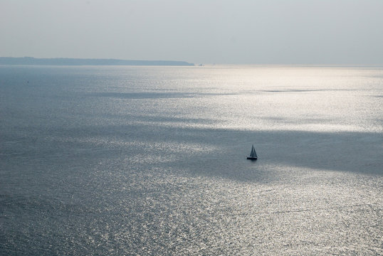 Segelboot auf dem meer