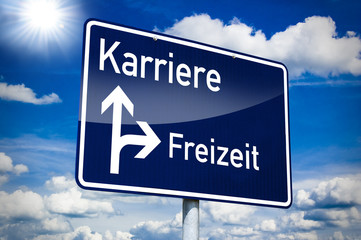 Ortseingangsschild mit Karriere und Freizeit