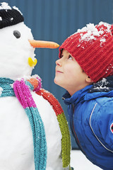 Kind und Schneemann