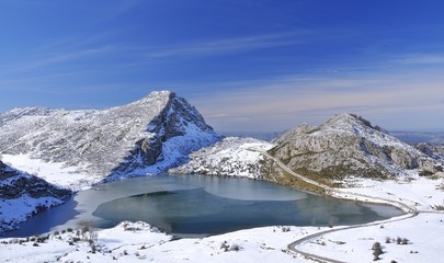 Lago Enol nevado, Asturias, España.