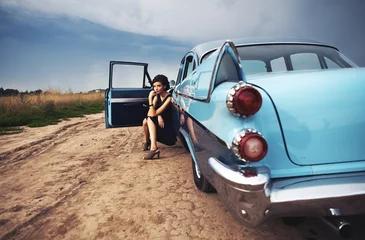 Foto op Canvas mooie woaman en een retro auto © fyb