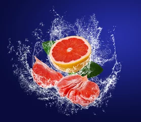  Rode, sappige segmenten van grapefruits in waterspatten © Soloviova Liudmyla
