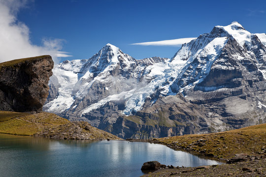 Berge mit See in Alpen